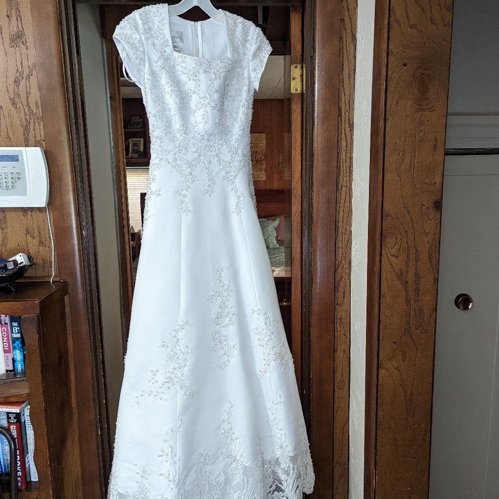 Never worn David's Bridal Wedding Dress Size 2